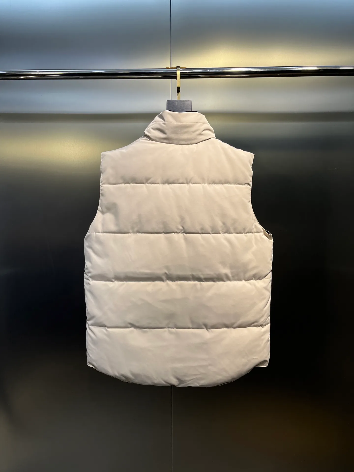 P380 🇨🇦Canada Goose""🇨🇦🌟 Garson down vest has always been recognized as the warmest down jacket. Various Instagram celebrities, Internet celebrities, and celebrities often wear it for street photos. I make Canada Goose every year, but I still can't get rid of my love for it. No matter how cold the days are, there is no need to be afraid, because there is! Filled with 90% white duck down, it is the legendary warmest down jacket and is known as a must-have for Arctic outdoor sports! The most popular down jacket in the world, celebrities are rushing to buy it, it is a must-have!  Size: XS to 2XL
